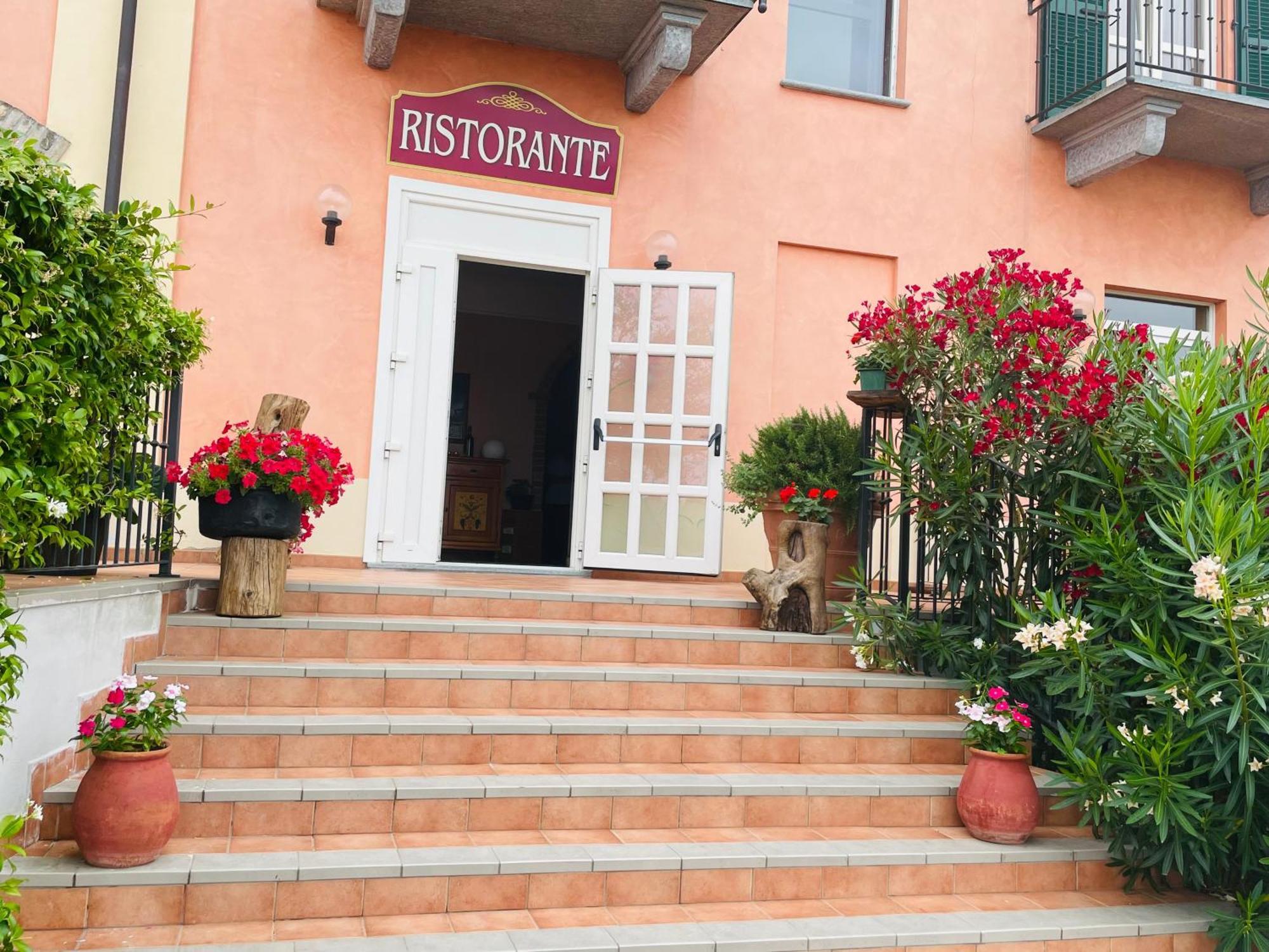 Hotel Ristorante Borgovecchio Montegrosso dʼAsti Exterior foto